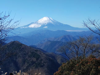 手前左が雨山、次いで大野山、その奥が不老山、富士山手前の稜線が足和田山の山稜か（推測）