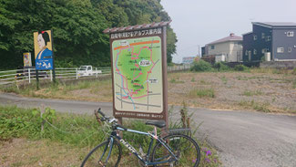 登山口には案内板があります