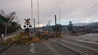 駿河小山駅から西へ。晴れている。