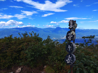 山頂から次なる目的、北岳を望む