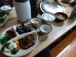 北岳山荘の夕食。ハンバーグが美味しかった