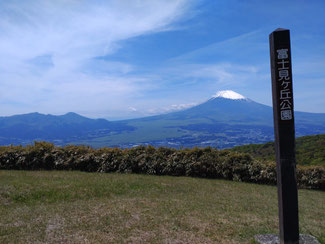 富士と愛鷹山系（左）　湖尻峠ちかくの富士見ヶ丘公園