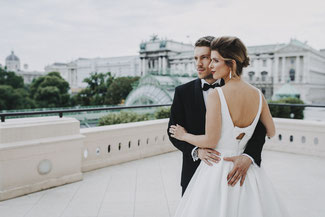 Glückliche Braut am Tag der Hochzeit in der Wiener Albertina