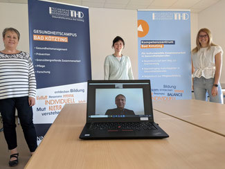 Leitg.Team Gesundh.Campus Bad Kötzting v.l.n.r.: Beate Freitag (Teamassistenz), Kathrin Martin (operative Leitg), Laptop: Prof. Dr. Horst Kunhardt (wissenschaftl. Leiter), Eva Liedtke (Geschäftsstell.-Leiterin ab 1.8. der Gesundh.Region Plus Lkr Cham