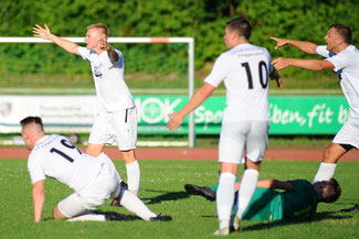 Jonas Zach Nr.19 ; Denis Edenhofer am Boden
