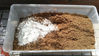 未発酵の広葉樹マットに添加剤（小麦粉）を混ぜる。