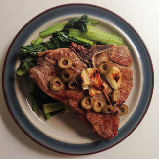 ©Apointy 仔牛のTボーンステーキとお肉の栄養について