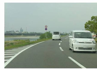 堤防道路でセンターラインオーバー