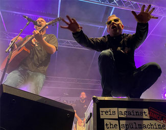 Reis Against The Spülmachine in Höchstform: Onkel Hanke und Don Filippo heizen das Publikum an. Foto: Weselmann