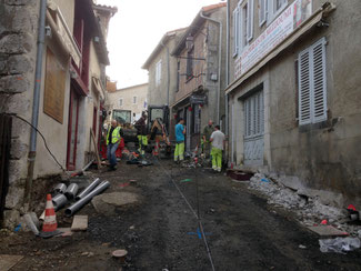 Cette image représente la rue Majou en travaux, ancienne rue principale de la cité médiévale et épiscopale de Saint-Bertrand-de-Comminges