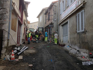 Cette image représente la rue Majou en travaux, ancienne rue principale de la cité médiévale et épiscopale de Saint-Bertrand-de-Comminges