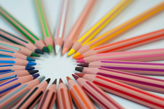 Buntstifte in den Farben des Farbkreises mit der Spitze zum Kreis zusammengelegt. Bildquelle:agence olloweb on unsplash