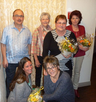 Die Jubilaren: Markus Steiner, Käthy Muff, Helga Ryffel, Gisela Debrunner und Maja Ryser (vorne rechts) mit der neuen Samariterlehrerin Jennifer Ott (vorne links)