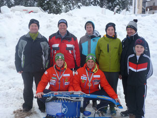 Am Bild die Europacup-Gesamtsieger Christoph und Thomas Knauder mit KLRV-Vizepräsident Reinhold Pirker, Sportwart Oskar Knauder und mit den Nachwuchssportlern (Foto: PRIVAT) 