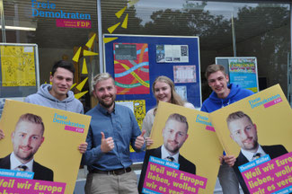 Thomas Müller mit den Mitstreitern der Jungen Liberalen vor der Kreisgeschäftsstelle der FDP