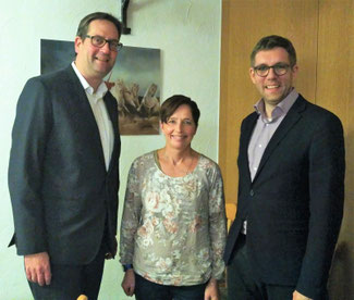 (v. l. n. r.): Der Bezirksvorsitzende Markus Herbrand MdB gratuliert gemeinsam mit Andrea Wolff, Europabeauftragte und Bezirksvorsitzende der liberalen Frauen dem Europakandidaten des Aachener Bezirksverbandes Patrick L. Schunn.