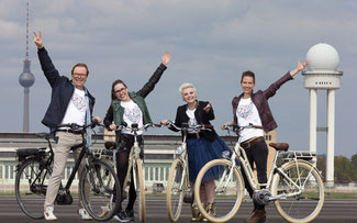 Gemeinsam mit Moderator Wolfgang Lippert testeten Yvonne, Elsa und Natalie von Elaiza das Tempelhofer Flugfeld © Kai Bublitz