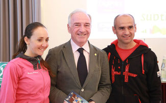 Geschätzt: Eva Lechner mit (v.l.n.r.) FCI-Präsident Antonio Lazzarotto und National-Coach und Ex-Weltmeister Hubert Pallhuber © FCI