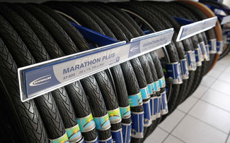 Helles Licht für schwarze Reifen: LED-Leuchten sorgen für Lichtblicke im Schwalbe Shop © Schwalbe