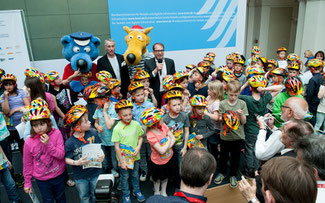 Die fröhlich-bunten Limar-Helme prägten die Pressekonferenz © Limar