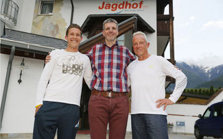 Vor einem Jahr beim Giro in Latsch: Didi Thurau mit seinem jüngsten Sohn Urs (l.) und Gastgeber Martin Pirhofer (m.) © Sabine Jacob