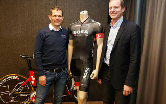 Ralph Denk mit Tour de France Direktor Christian Prudhomme  ©  BORA - ARGON 18 / Roth