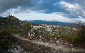 Herrliche Trails auf den Höhen von Zypern © Marius Maasewerd