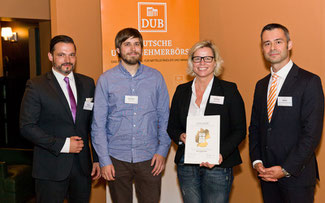 Verleihung des Kunden-Innovationspreises: v.l.n.r. Thomas Eilrich (Chefredakteur DUB Unternehmer-Magazin), Joern Bernhardt (Campudus), Kerstin Nicklaus (Marketing Winora Group) und Markus Hamer (GF Deutsches Institut für Service-Qualität) © jdb media