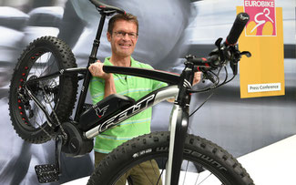 Messegeschäftsführer Klaus Wellmann fährt schweres Gerät auf © Foto: EUROBIKE Friedrichshafen