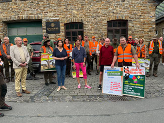 Daniela Schmitt, Christina Steinhausen und Ulrich van Bebber (Mitte) im Gespräch mit den Jägern beim Flashmob in Dernau (Foto: Fritz-Peter Steinhausen)