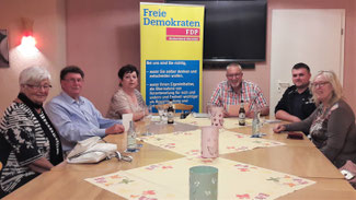 Zur neuen FDP-Fraktion gehören u.a. (v.r.n.l.): Margret Schwandt, Alexander Bauer,  Dirk Herminghaus (Fraktionsvorsitzender), Doris Herminghaus, Rainer Droste und Ingrid Schumacher. 