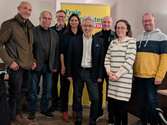Gemeinsam in den Wahlkampf: Peter Tsao-Adolphs (4. v. r.) wurde zum Landtagskandidaten für den Wahlkreis 13 gewählt. Foto: Luisa Steinhausen