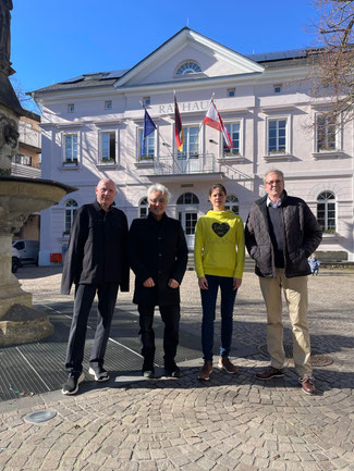 Wer künftig ins Remagener Rathaus einzieht, muss sich an demokratische Spielregeln halten: Die FDP-Vertreter (v.l.n.r.) Ulrich van Bebber, Peter Tsao-Adolphs, Christina Steinhausen und Jens Huhn mahnen vor der Stadtverwaltung demokratisches Fair Play an.