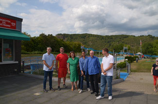 Die FDP setzt sich bereits seit einiger Zeit für eine verbesserte Ausstattung mit Schwimmbädern im Kreis Ahrweiler ein, hier bei einem Ortstermin im Freibad in Remagen mit der FDP-Bundestagsabgeordneten Sandra Weeser