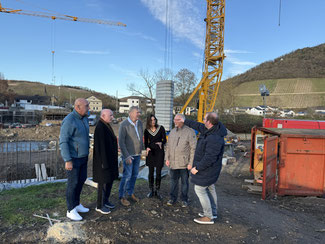 Hochwasserschutz ist für die Liberalen ein existenzielles Zukunftsthema, hier diskutieren David Jacobs mit (v. r.) Dirk H., Christina Steinhausen, Rolf Deißler, Ulrich van Bebber und Wolfgang Reuß über die Folgen der erhöhten Durchflusswerte an der Ahr.