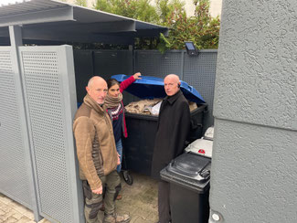 Ärger über die volle Papiertonne: Die FDP-Kreistagsfraktion (v.l.n.r. Dominik Graf von Spee, Christina Steinhausen und Fraktionsvorsitzender Ulrich van Bebber) fordert vom AWB rechtzeitige Aufklärung über die kostenlose Zweittonne statt teurer Notlösungen