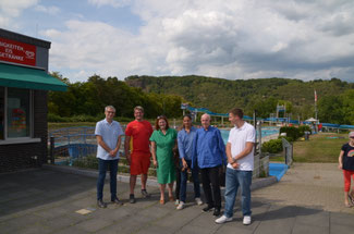 Die FDP setzt sich bereits seit einiger Zeit für eine verbesserte Ausstattung mit Schwimmbädern im Kreis Ahrweiler ein, hier bei einem Ortstermin im Freibad in Remagen mit der FDP-Bundestagsabgeordneten Sandra Weeser (3. v. l).