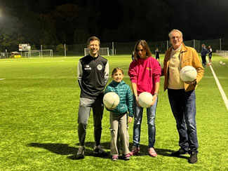 Trainer Brötz zeigte den Liberalen Christina Steinhausen und Jens Huhn die neue LED-Flutlichtanlage (Quelle: F-P Steinhausen)