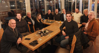 Gemeinsam mit dem Landtagskandidaten Peter Tsao-Adolphs (2. von rechts) und dem Kreisvorsitzenden Ulrich van Bebber (hinten links) geht der wiedergewählte Vorsitzende Stefan Gros (5. von rechts) mit einem motivierten Team in den Landtagswahlkampf