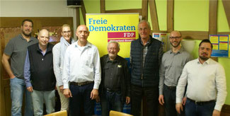 Die Kandidaten der FDP: H. Eissing, E. Deckert, W. Reuß, W. Siebenhaar, H.Wüst (v. li.) mit Gästen. Foto: privat