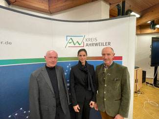 Die FDP-Vertreter im Kreistag Dominik Graf von Spee, Christina Steinhausen und Ulrich van Bebber (v. r.) sehen die finanzielle Entwicklung der Kreisfinanzen mit großer Sorge und mahnen zum sparsamen Umgang mit Steuergeldern. Foto: Dominik Graf von Spee