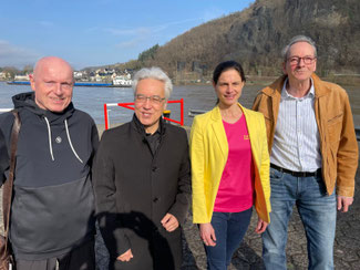 Klare Kante am Rhein: Die FDP-Vertreter Ulrich van Bebber, Peter Tsao-Adolphs Christina Steinhausen und Jens Huhn (v.l.n.r.) vor Ort in Remagen. Eine millionenteure neue Freizeitbrücke über den Rhein lehnen die Freien Demokraten ab