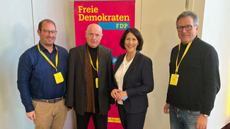 Daniela Schmitt hat die Forderung nach einem Handwerksgymnasium aufgenommen, die Ulrich van Bebber (2. v. l.) mit der Unterstützung von David Jacobs (links) und Fritz-Peter Steinhausen beim Landesparteitag eingebracht hatte. Foto: Fritz-Peter Steinhausen