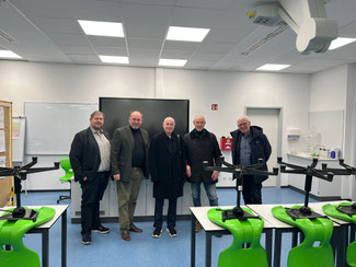 Schuldirektor Klaus Müller (r) freut sich zusammen mit den FDP-Vertretern (v. l.) Stephan Thoma, Marco Weber, Ulrich van Bebber und Dominik Graf v. Spee über die bereits jetzt neu aufgebauten naturwissenschaftlichen Räume in der BBS Bad Neuenahr-Ahrweiler