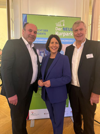 Das Bild zeigt Marco Weber, Ministerin Schmitt und Rolf Deißler. Foto: Maria Haus