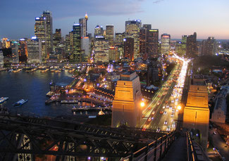 die Lichter von Sydney begannen immer intensiver zu strahlen