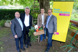 Andreas Pinkwart (2.v.l.) mit den Bundestagskandidaten Andreas Bist (l.), Klaus J. Wagner (r.) und Schwalmtals FDP-Chef Marco Mendorf. Foto: ose Mont / Sroka