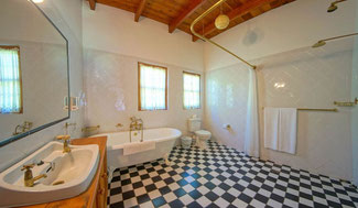 Bathroom in Deluxe Suites and Deluxe Double Rooms