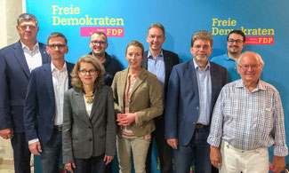 v.l.n.r.: Roland Zitzmann, Steffen Kluth, Viola Noack, Marcel Distl, Stefanie Knecht, Wolfgang Vogt, Kai Buschmann, Dr. Wolf Hirschmann, Hanspeter Gramespacher. (Foto: Vogt)