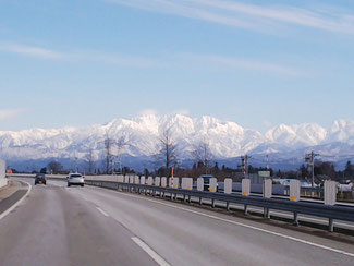 北陸自動車道から見える山岳風景